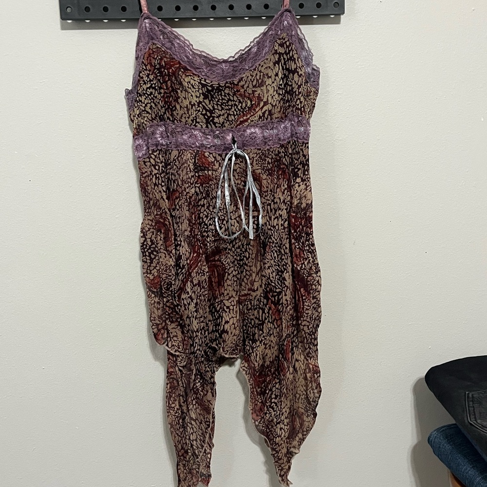 Lace-Trim Printed Spaghetti Strap Tank Top in Mauve